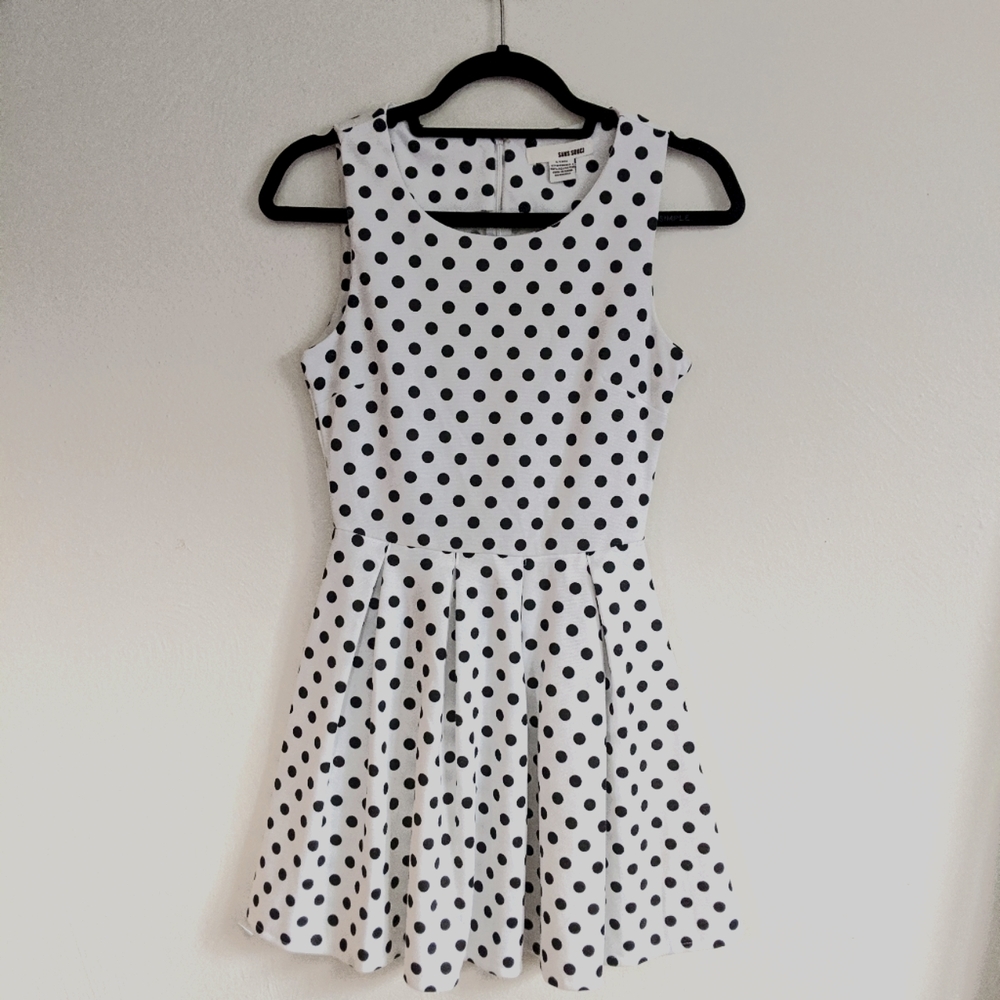 Polka Dot / Fit & Flare / Dress / Zipper in Back / Size: S